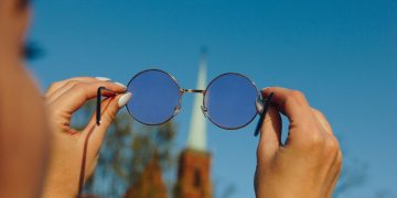 Óculos de sol 2025: lentes coloridas dominam as tendências