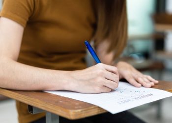 Concurseira fazendo prova - Créditos: depositphotos.com / speakingpics