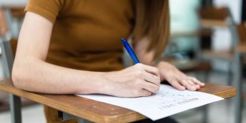 Concurseira fazendo prova - Créditos: depositphotos.com / speakingpics