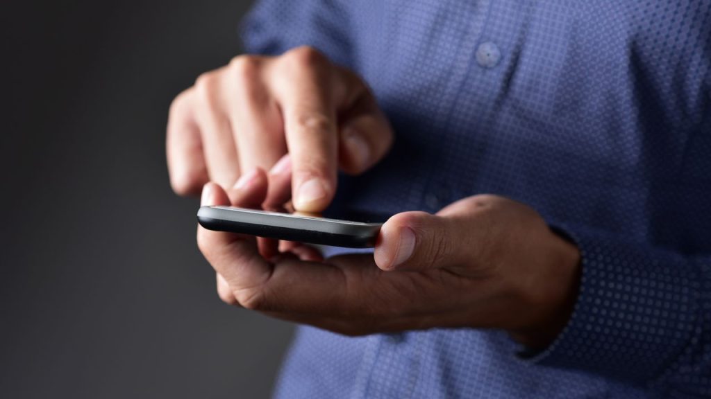 Homem usando celular - Créditos: depositphotos.com / nito103