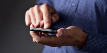 Homem usando celular - Créditos: depositphotos.com / nito103