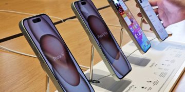 iPhone no Display - Créditos: depositphotos.com / mesamong