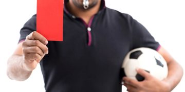 Juiz aplicando cartão vermelho - Créditos: depositphotos.com / DragonImages