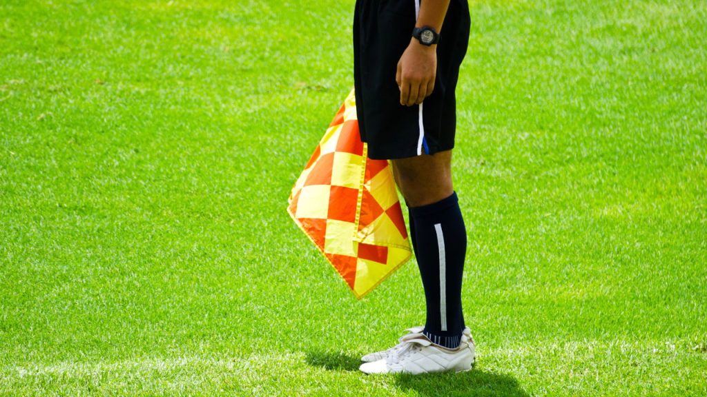 Bandeirinha de futebol - Créditos: depositphotos.com / chatchai