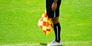 Bandeirinha de futebol - Créditos: depositphotos.com / chatchai