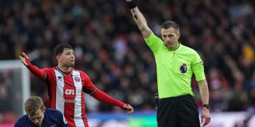 Árbitro Michael Salisbury aplicando cartão em jogador - Créditos: depositphotos.com / operations@newsimages.co.uk