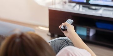 Mulher assistindo séries - Créditos: depositphotos.com / Thidada6242@gmail.com