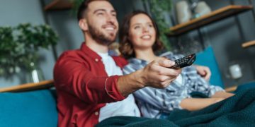 Casal assistindo - Créditos: depositphotos.com / VitalikRadko