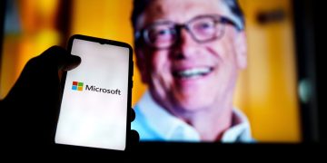 Bill Gates e celular com logo Microsoft - Créditos: depositphotos.com / rokas91
