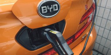 Carro BYD recarregando - Créditos: depositphotos.com / Afotoeu