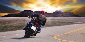 Motociclista - Créditos: depositphotos.com / khunaspix