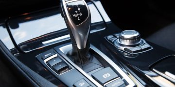 Procedimentos para desligar um carro automático com segurança