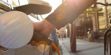 Carro elétrico em posto de recarga - Créditos: depositphotos.com / kasto