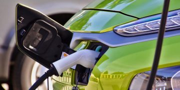 Carro elétrico recarregando - Créditos: depositphotos.com / gulyapeter