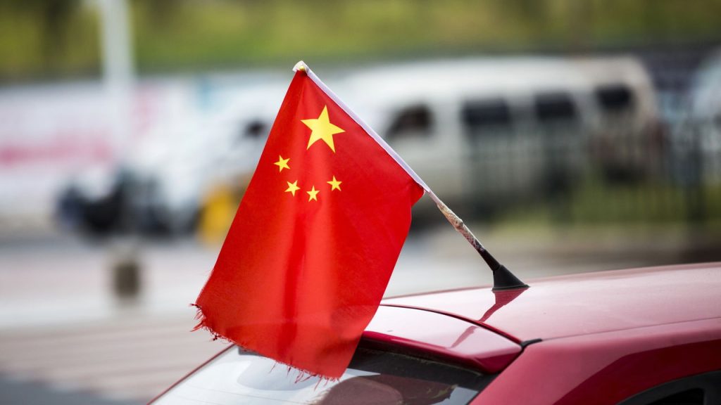 Carro com bandeira da China - Créditos: depositphotos.com / SaidMamed