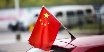 Carro com bandeira da China - Créditos: depositphotos.com / SaidMamed