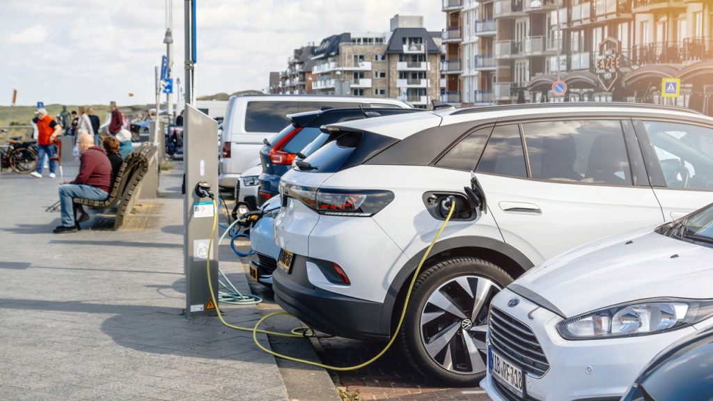 Carros elétricos recarregando - Créditos: depositphotos.com / ifeelstock