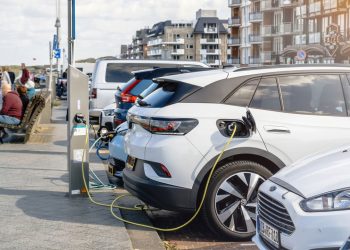 Carros elétricos recarregando - Créditos: depositphotos.com / ifeelstock