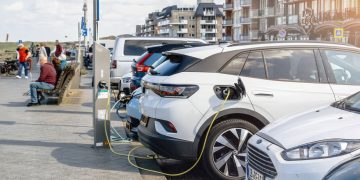 Carros elétricos recarregando - Créditos: depositphotos.com / ifeelstock