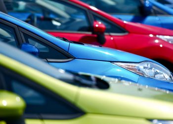 Opções de bons carros com câmbio manual para você adquirir no Brasil até R$ 100 mil