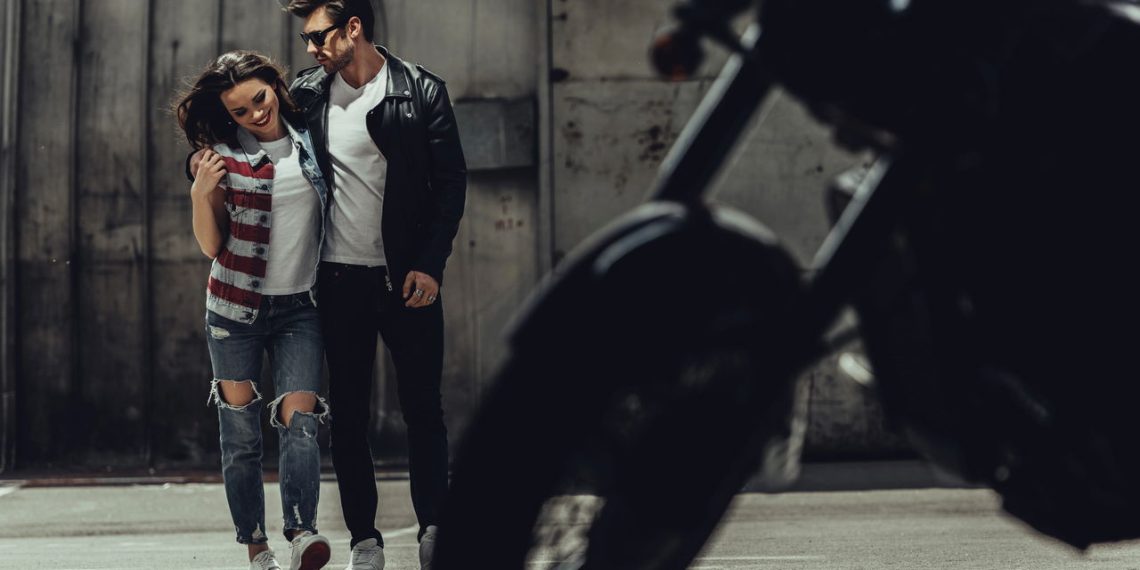 Casal e moto - Créditos: depositphotos.com / ArturVerkhovetskiy