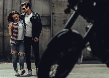 Casal e moto - Créditos: depositphotos.com / ArturVerkhovetskiy