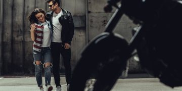 Casal e moto - Créditos: depositphotos.com / ArturVerkhovetskiy