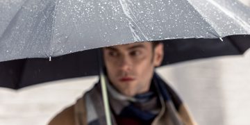 Homem com guarda-chuva - Créditos: depositphotos.com / EdZbarzhyvetsky