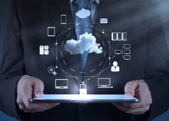 Ideia de tecnologia com ícones variados em cima de um laptop - Créditos: depositphotos.com / everythingposs