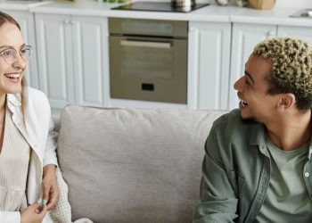 Conversa entre homem e mulher - Créditos: depositphotos.com / AllaSerebrina