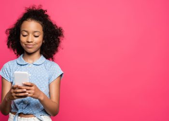 Menina usando celular - Créditos: depositphotos.com / IgorVetushko