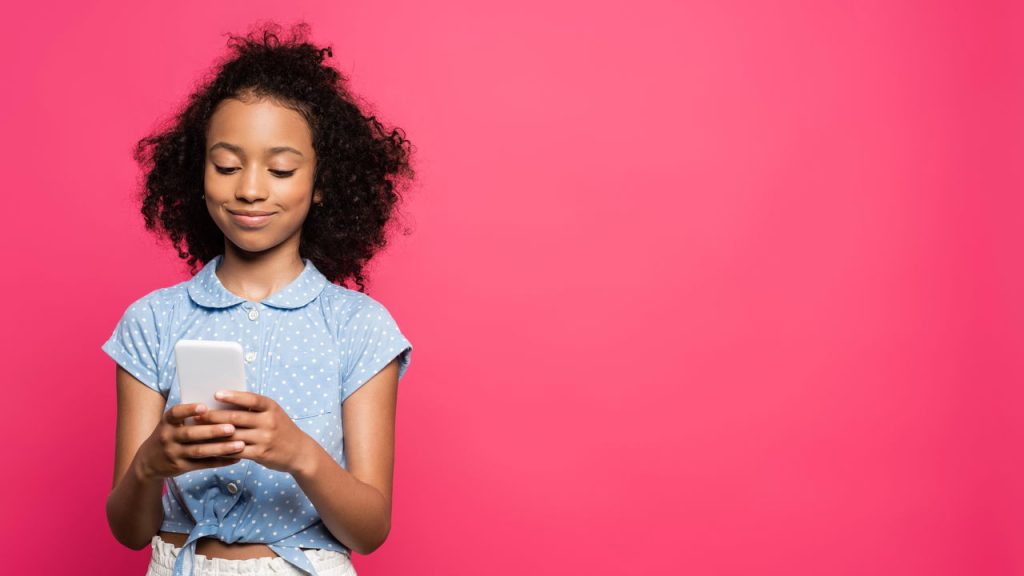 Criança no celular - Créditos: depositphotos.com / IgorVetushko