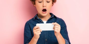 Criança no celular - Créditos: depositphotos.com / AndrewLozovyi