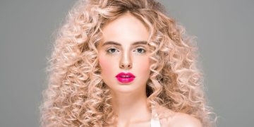 cabelo cacheado - Créditos: depositphotos.com / IgorVetushko