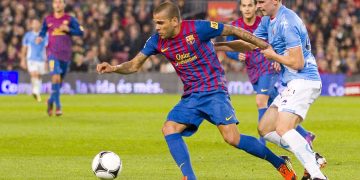 Daniel Alves na época em que era jogador do Barcelona - Créditos: depositphotos.com / natursports