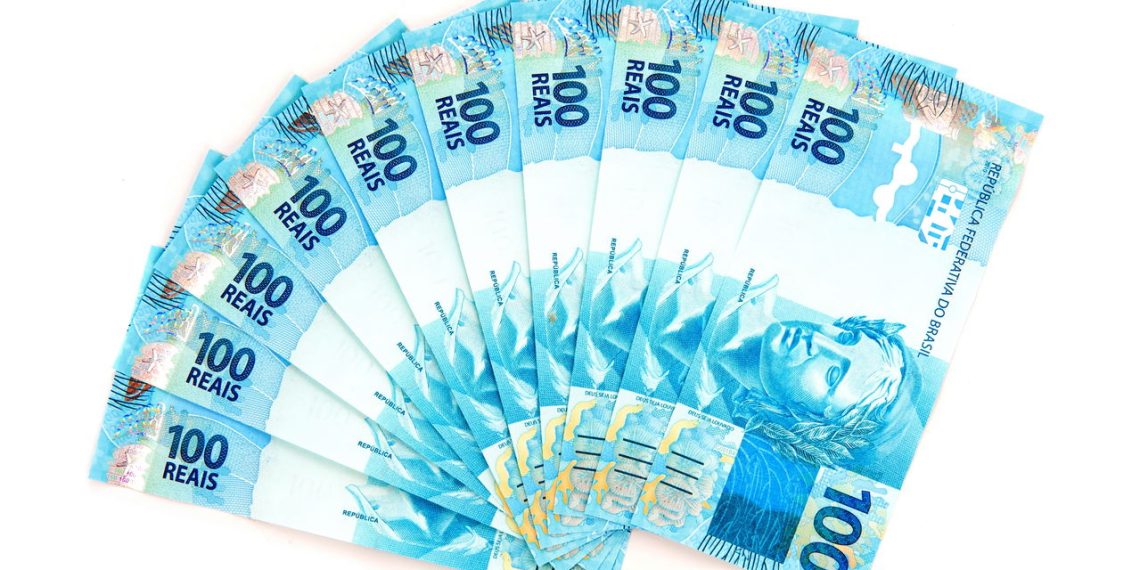 Notas de cem reais - Créditos: depositphotos.com / vtupinamba