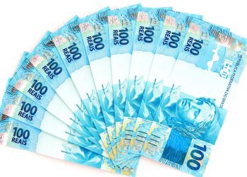 Notas de cem reais - Créditos: depositphotos.com / vtupinamba