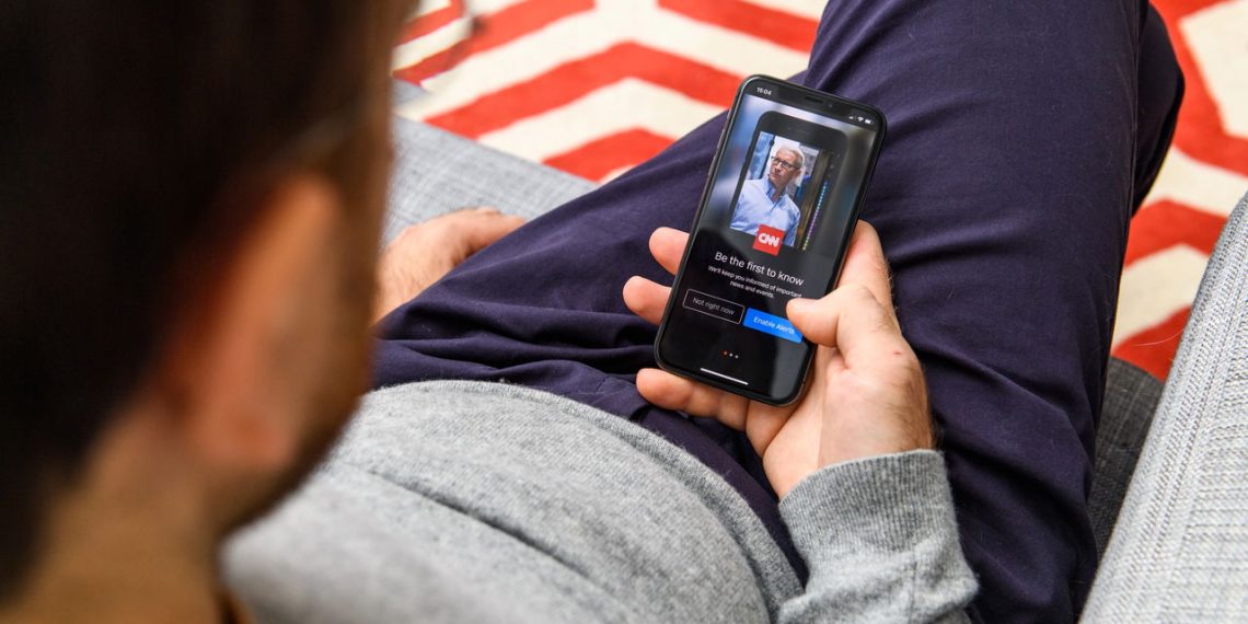 Homem olhando notícias no celular - Créditos: depositphotos.com / ifeelstock