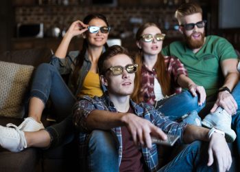 Amigos vendo tv - Créditos: depositphotos.com / TarasMalyarevich