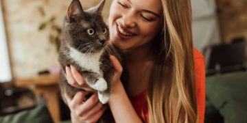 Mulher e gato - Créditos: depositphotos.com / VitalikRadko
