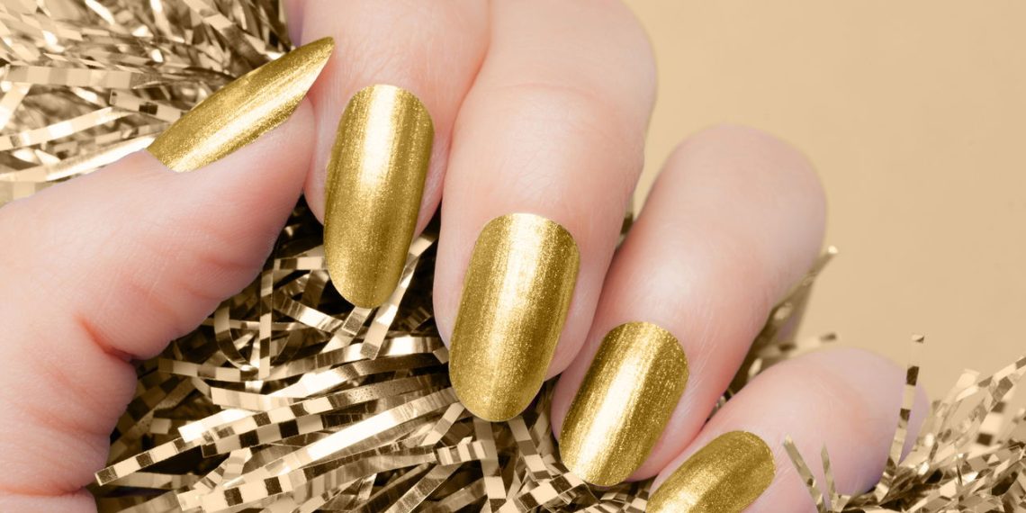 Unhas douradas: tendência inspirada no Oscar que promete neste carnaval 2025