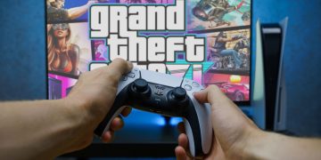 Playstation 5 com Capa do GTA 6 - Créditos: depositphotos.com / rokas91