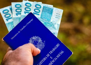 Carteira de Trabalho e Dinheiro - Créditos: depositphotos.com / rafapress