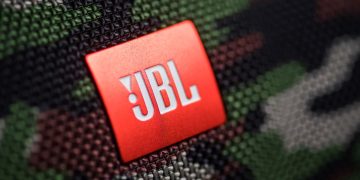 Festa em qualquer lugar! JBL PartyBox On-The-Go Essential em oferta na Amazon