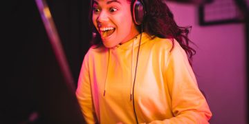 Garota jogando no PC - Créditos: depositphotos.com / HayDmitriy