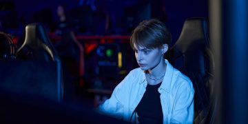 Jovem jogando no PC - Créditos: depositphotos.com / IgorVetushko