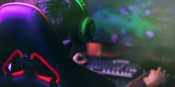 Jovem gamer - Créditos: depositphotos.com / nesteaav