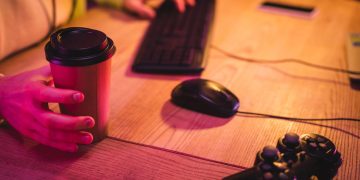 Teclado, mouse e Joystick - Créditos: depositphotos.com / HayDmitriy