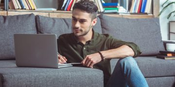 Homem com Latptop - Créditos: depositphotos.com / alebloshka