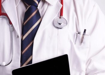Médico - Créditos: depositphotos.com / Esbenklinker